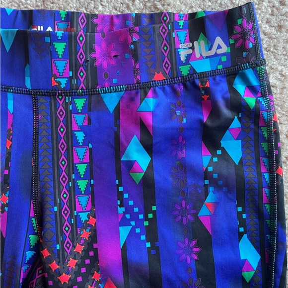 Fila women’s athletics capris 🏃♀️ size large 🏃♀️ like new - Picture 3 of 5